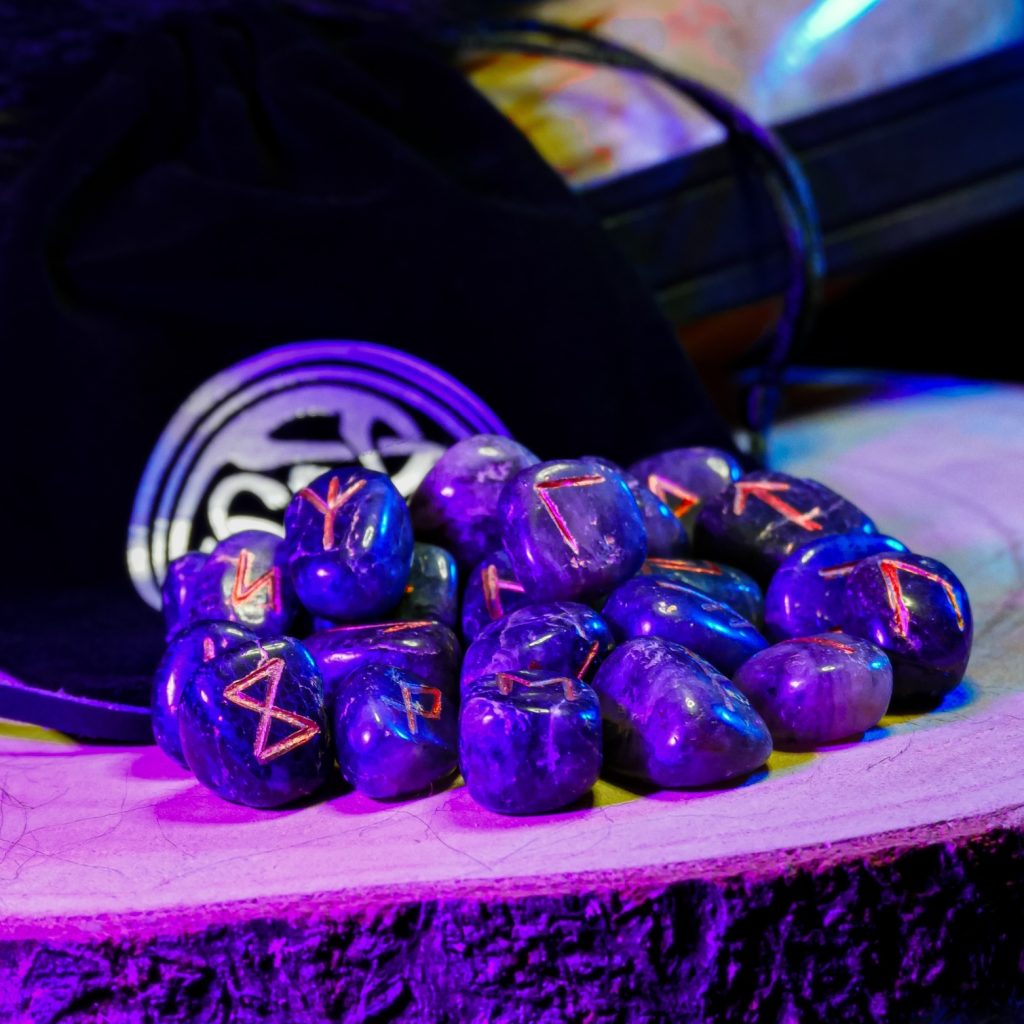 Runas de Odín – Tres gatos negros